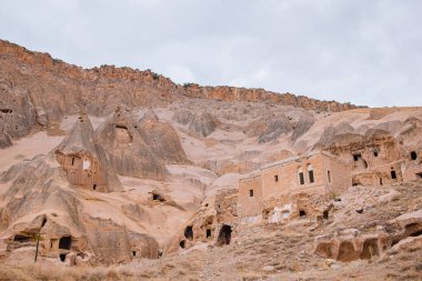 Eski mağara oluşumları. Cappadocia 'daki Selime Manastırı