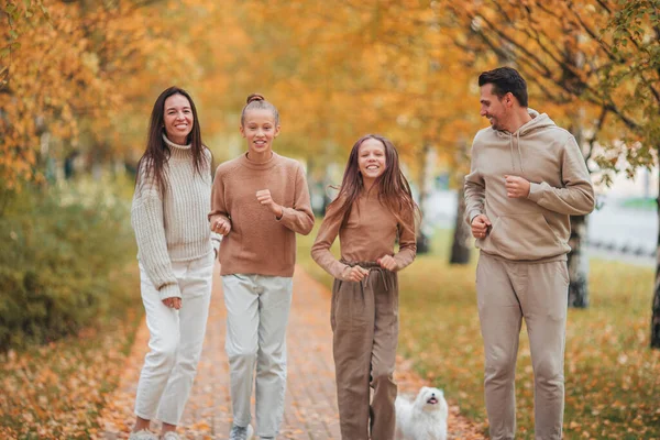 Portret van een gelukkig gezin van vier in de herfstdag — Stockfoto