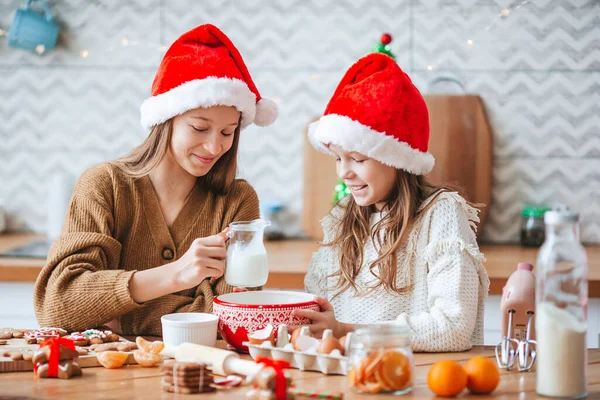 Little girls preparing Christmas gingerbread at home — Stock Photo, Image