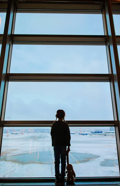 Petit enfant à l'aéroport attendant l'embarquement — Photo