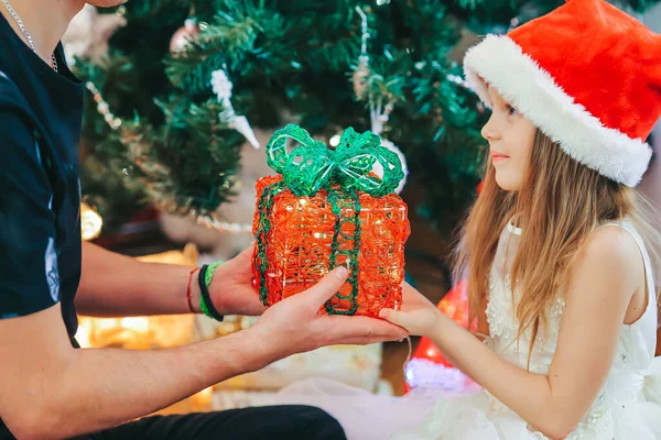 Noel tatilindeki baba ve kızının ailesi. — Stok fotoğraf