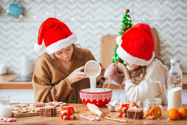 Niñas preparando pan de jengibre de Navidad en casa —  Fotos de Stock