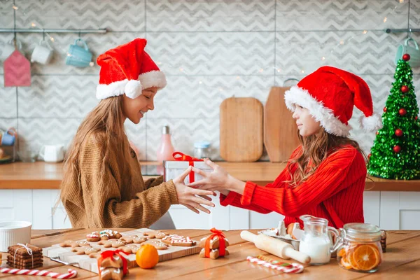 Μικρά κορίτσια σε διακοσμημένη κουζίνα τα Χριστούγεννα — Φωτογραφία Αρχείου