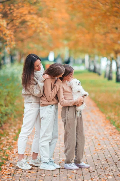 Sonbahar günü annesiyle birlikte parkta. — Stok fotoğraf