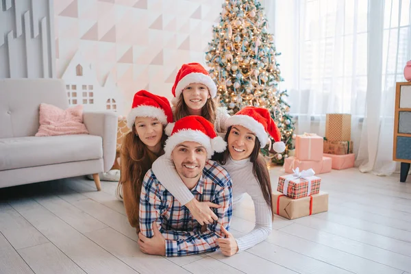 Jovem família feliz com crianças segurando presentes de Natal — Fotografia de Stock