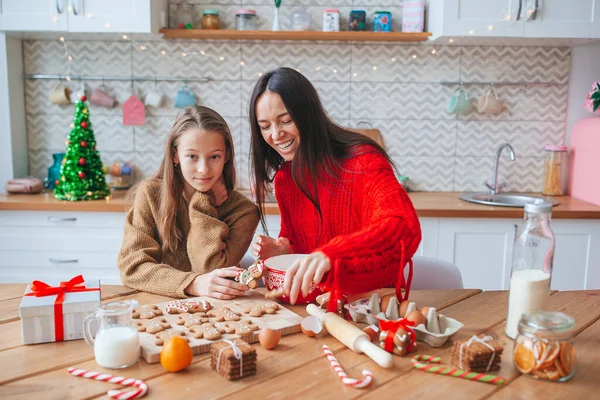 Šťastná rodina matka a dcera pečou sušenky k Vánocům — Stock fotografie