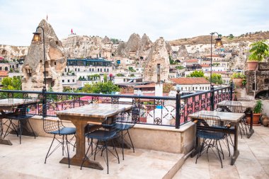 Kapadokya yeraltı şehri kayaların içinde, eski taş sütunların şehri..