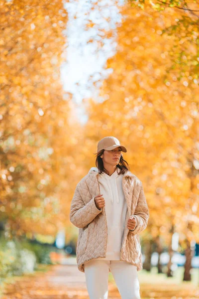 秋のコンセプト-紅葉の下で秋の公園で美しい女性のコーヒーを飲む — ストック写真