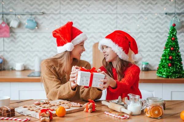 크리스마스에 장식된 부엌에 있는 어린 소녀들 — 스톡 사진