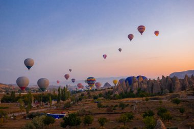 Kapadokya, Türkiye 'de gökyüzünde parlak sıcak hava balonları