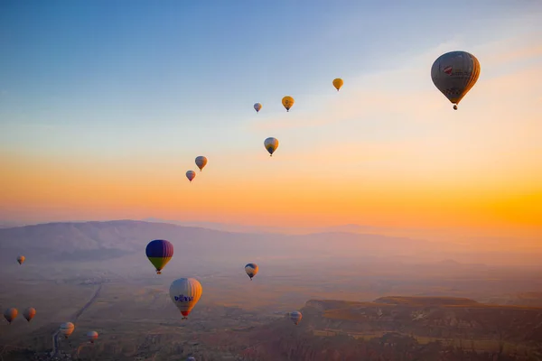 GOREME, TURKEY - SEPTEMBER 18. 2021: Bright hot air balloons in sky of Cappadocia, Turkey — Stock Photo, Image