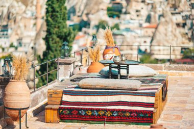 Kapadokya yeraltı şehri kayaların içinde, eski taş sütunların şehri..