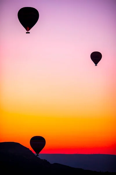 Luminose mongolfiere nel cielo della Cappadocia, Turchia — Foto Stock