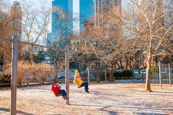 Очаровательные маленькие девочки веселятся в Центральном парке Нью-Йорка — стоковое фото
