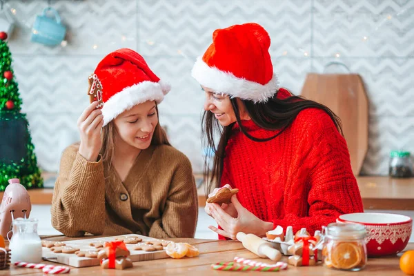 Счастливая семья мать и дочь пекут печенье на Рождество — стоковое фото