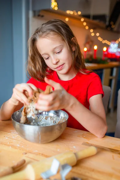 Imádnivaló kislány süt karácsonyi mézeskalács sütemények — Stock Fotó
