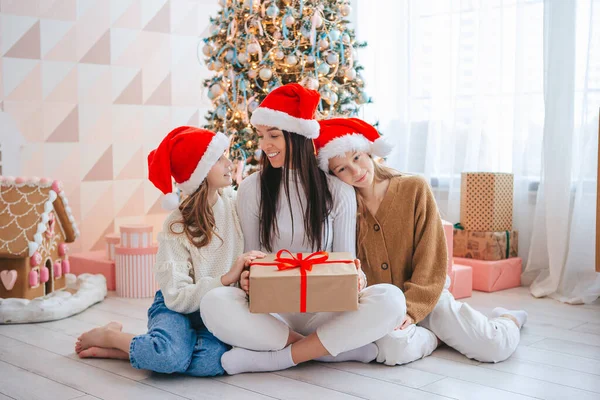Jong Moeder met kinderen houden kerstcadeaus — Stockfoto