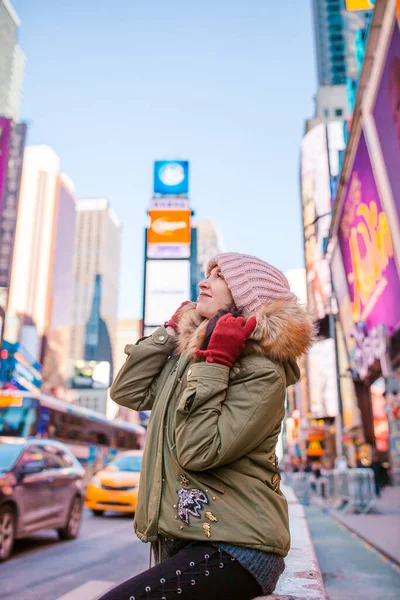 New York City Frau auf dem Times Square. Schöne junge glücklich lächelnde Mädchen in Manhattan, New York City, New York, USA. — Stockfoto