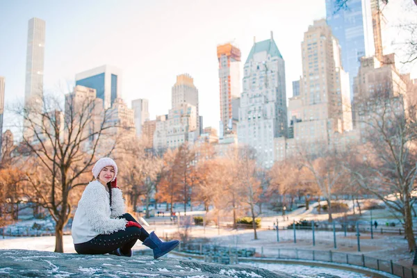 Очаровательная девушка в Центральном парке Нью-Йорка — стоковое фото