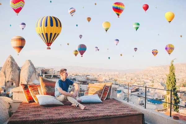 Joyeux jeune homme regardant des montgolfières en Cappadoce, Turquie — Photo