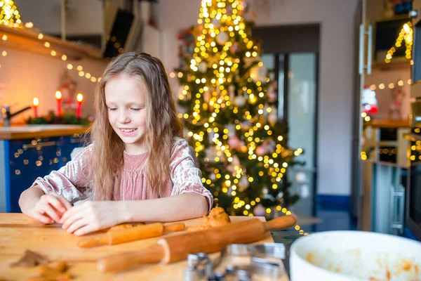 Adorável menina assar biscoitos de gengibre de Natal — Fotografia de Stock