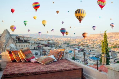Kapadokya yeraltı şehri kayaların içinde, eski taş sütunların şehri..