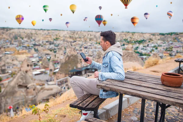 Jovem feliz assistindo balões de ar quente na Capadócia, Turquia — Fotografia de Stock