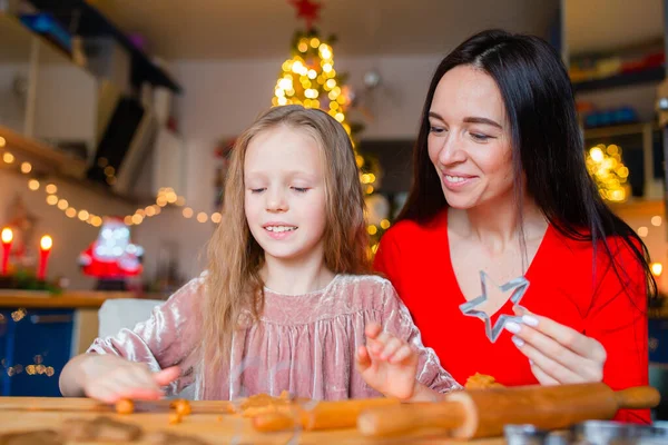 Mutlu aile annesi ve kızı Noel için kurabiye pişirir. — Stok fotoğraf