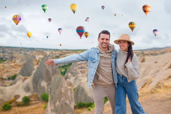 Gelukkige man op zomervakantie op beroemde plek. Grotformaties. — Stockfoto