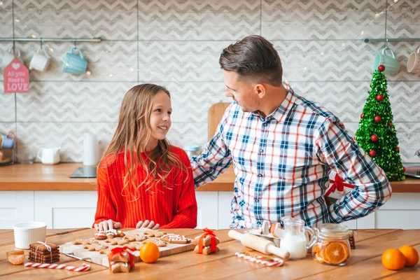 Galletas de jengibre para hornear en familia en Navidad vacaciones —  Fotos de Stock