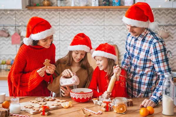 幸せな家族はクリスマスのためのクッキーを焼く — ストック写真