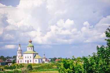 Suzdal Kremlin manzaralı yaz manzarası. Suzdal - Rusya 'nın Altın Halkası adlı bir turizm rotası..
