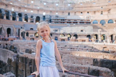 Kolezyum, Roma, İtalya, küçük kız. Avrupa'nın ünlü yerler bakarak çocuğun arkadan görünüm