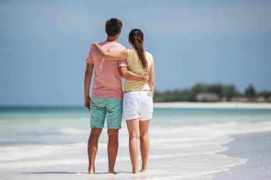 Aile tatili. Genç çift plaj tatilinin tadını çıkarın.