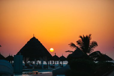 Güzel tropik cennet ada Maldivler üzerinde günbatımında