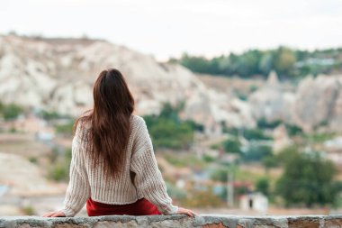 Goreme, Cappadocia 'da yürüyüş yapan güzel bir kadın.