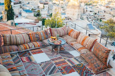 Kapadokya 'da mağaralar ve balonlarla Goreme şehri manzarası. Kapadokya Goreme dağlarının muhteşem manzaraları, Türkiye