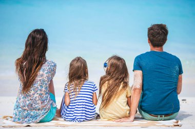 Dört kişilik plaj tatili.