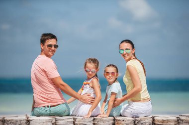 Dört kişilik plaj tatili.