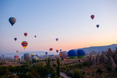 Tanrım, Turkey. 18 Eylül 'de. 18 Eylül' de. 2021: Kapadokya üzerinde uçan sıcak hava balonu, Goreme, Kapadokya, Türkiye 'de sıcak hava balonlarıyla uçmak için en iyi yerlerden biri olarak biliniyor.