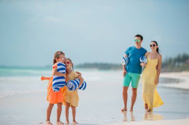 Dört kişilik plaj tatili.