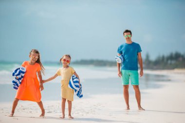 Baba ve çocuklar yaz tatilinin tadını çıkarıyorlar.