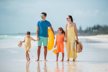 Yaz tatilinde sahilde mutlu bir aile.