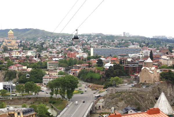 Uitzicht over tbilisi en kabelbaan — Stockfoto