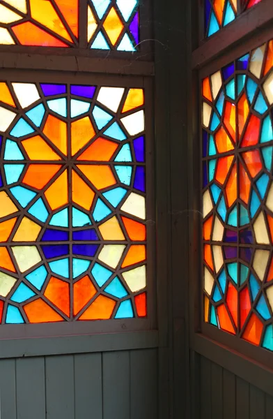 Mosaiikki ikkunat talon sisäänkäynnin — kuvapankkivalokuva
