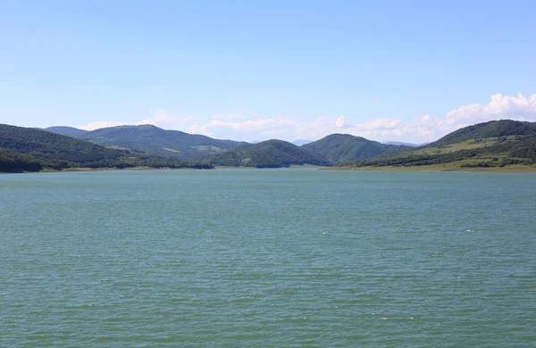 Górskie jezioro w Gruzji — Zdjęcie stockowe