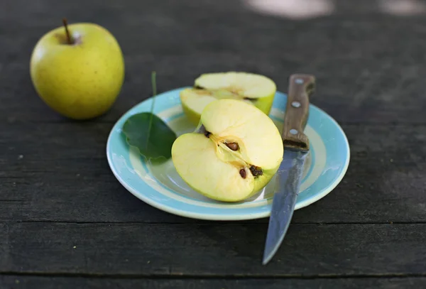 Manzanas cortadas sobre fondo de madera —  Fotos de Stock