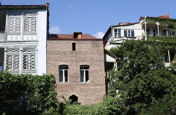 Balkons van tbilisi bedekt met convolvulus — Stockfoto
