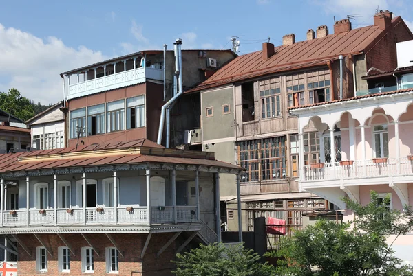 Houten gebeeldhouwde balkons van tbilisi onder zomer zon — Stockfoto