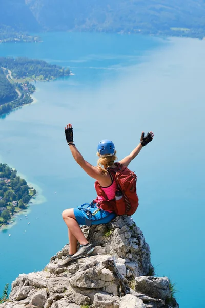 Tırmanış Kasklı Ferrata Teçhizatlı Bir Kadın Attersee Avusturya Bir Kayanın — Stok fotoğraf